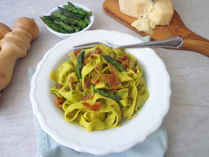 Makaron ze szparagami i wędzoną szynką (Pasta con pesto di asparagi e speck)