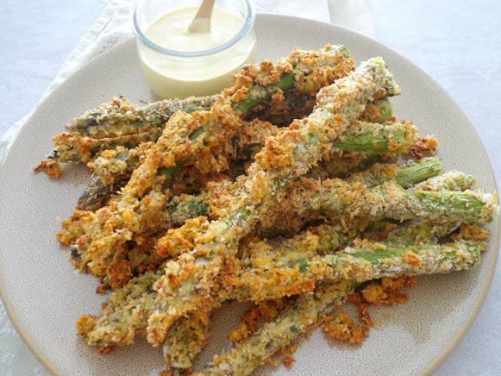 Pieczone szparagi w serowo-ziołowej panierce (Asparagi in crosta di parmigiano e erbe aromatiche)