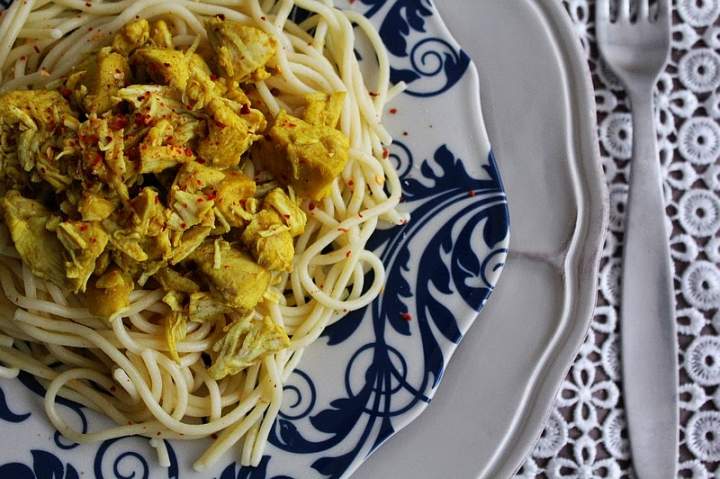 Aromatyczne bezglutenowe spaghetti z kurczakiem curry, rodzynkami i mlekiem kokosowym
