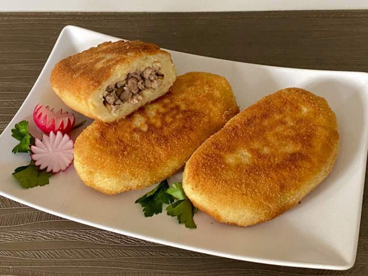 Krokiety ziemniaczane nadziewane mięsem i pieczarkami