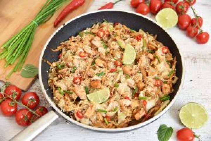 Makaron ryżowy z łososiem i warzywami