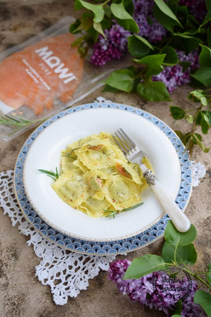 Ravioli z łososiem, serem ricotta, szpinakiem i palonym masłem z nutą rozmarynu