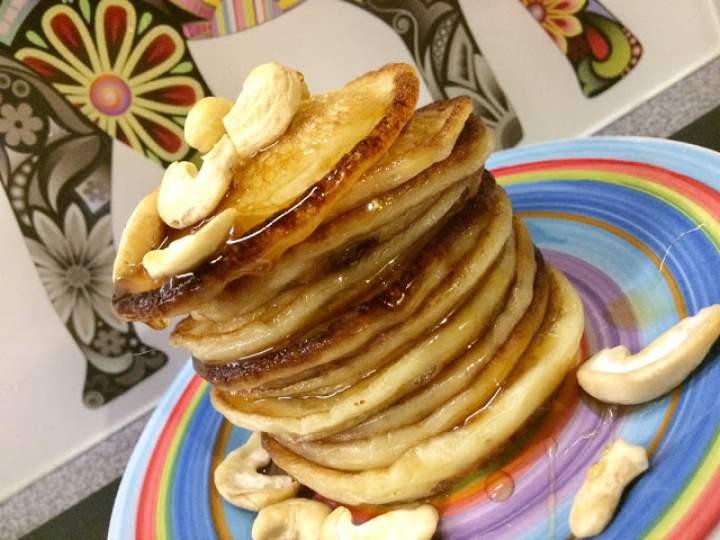 Bananowe pancakes z miodem i orzechami