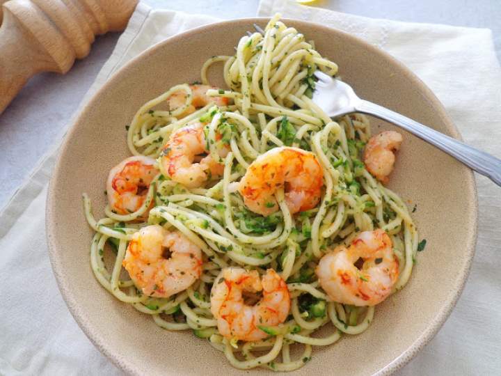 Spaghetti z cukinią i krewetkami (Spaghetti con zucchine e gamberetti)