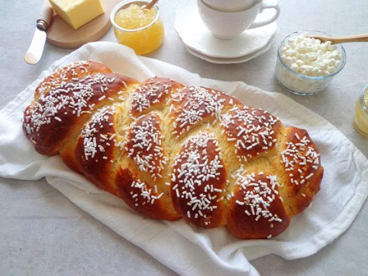 Puszysta chałka z ricottą (Treccia di pan brioche con ricotta)