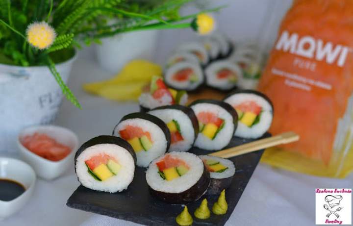 Sushi z wędzonym łososiem, mango i warzywami