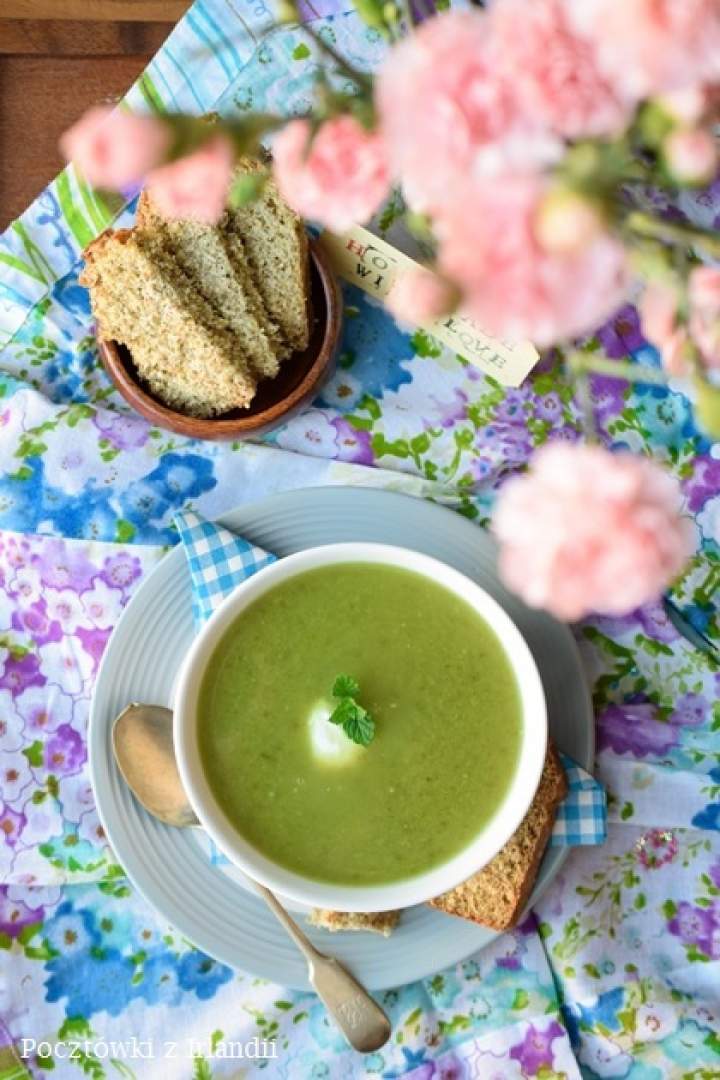 Zupa ogórkowa z zielonym groszkiem i sałatą