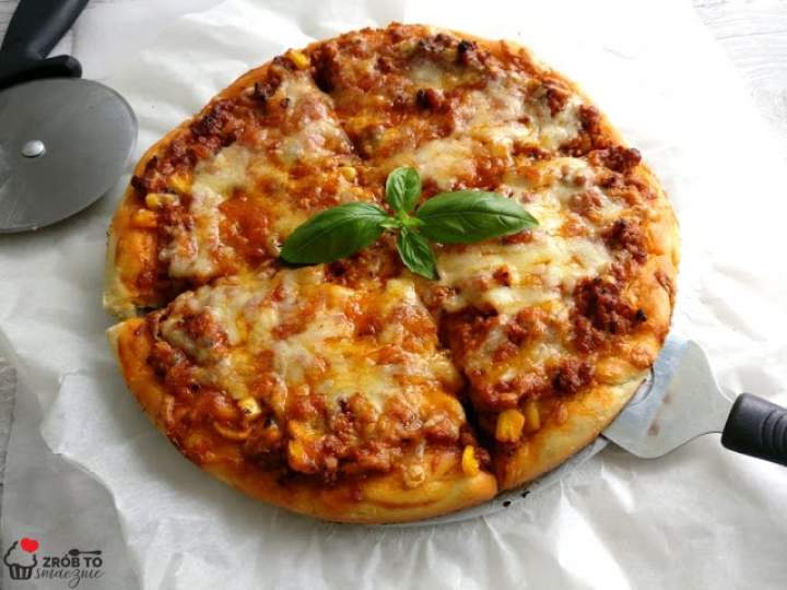 PIZZA Z MIĘSEM MIELONYM, PIECZARKAMI I KUKURYDZĄ