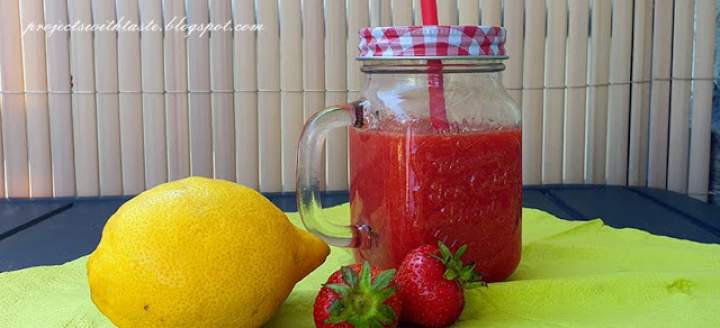 Czerwony sok z owoców / Red juice from fruits