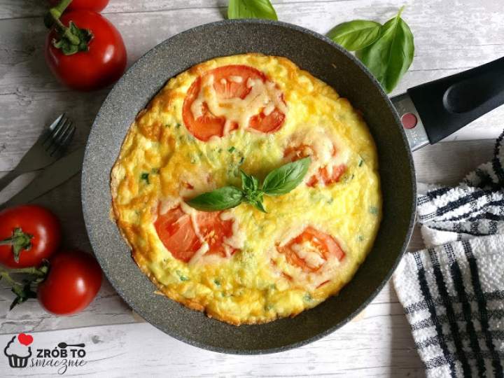 FRITTATA Z KUKURYDZĄ, SZCZYPIORKIEM I POMIDORAMI