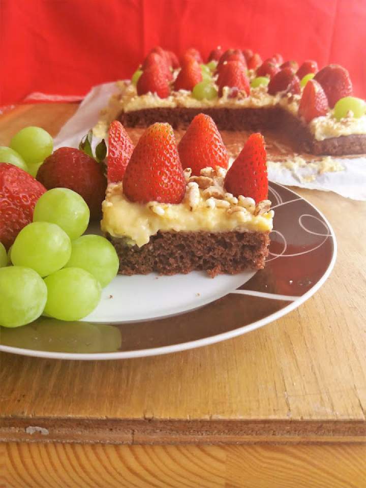 Ciasto z kremem migdałowym i truskawkami / Strawberry Almond Cream Cake