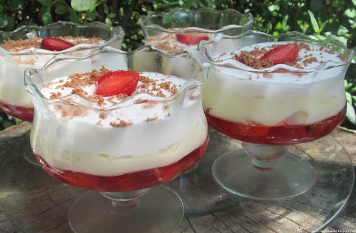 Deser z truskawkami a'la Trifle