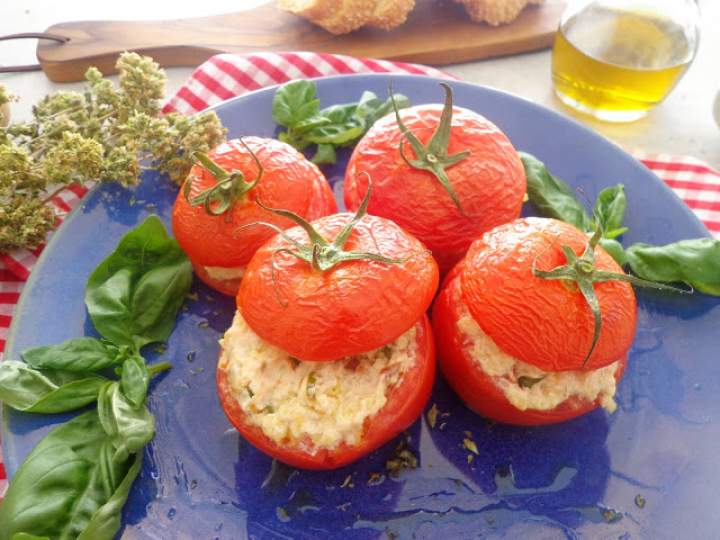 Faszerowane pomidory kaszą jaglaną, suszonymi pomidorami i oliwkami (Pomodori ripieni di miglio, pomodori secchi e olive)