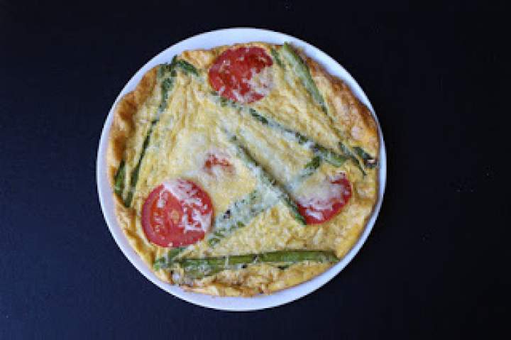 Frittata ze szparagami i pomidorami