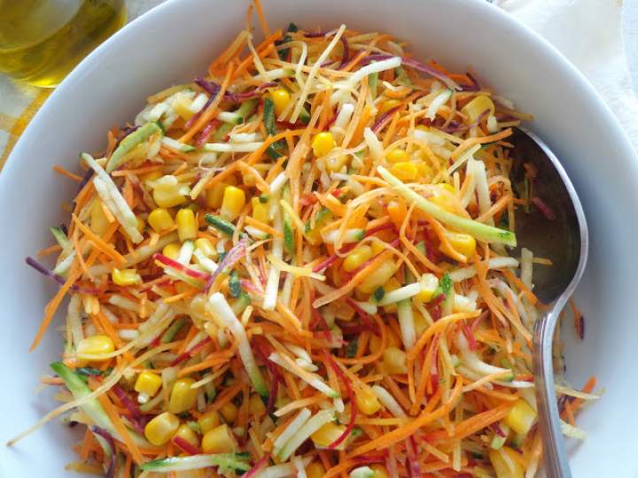 Surówka z marchwi, cukinii i kukurydzy (Insalata di carote, zucchine e mais)