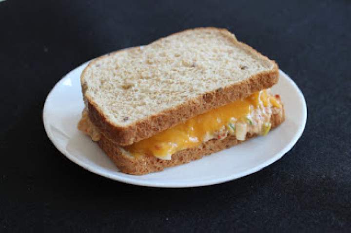 Amerykańska Tuna Melt, czyli kanapka z sałatką z tuńczyka i roztopionym cheddarem