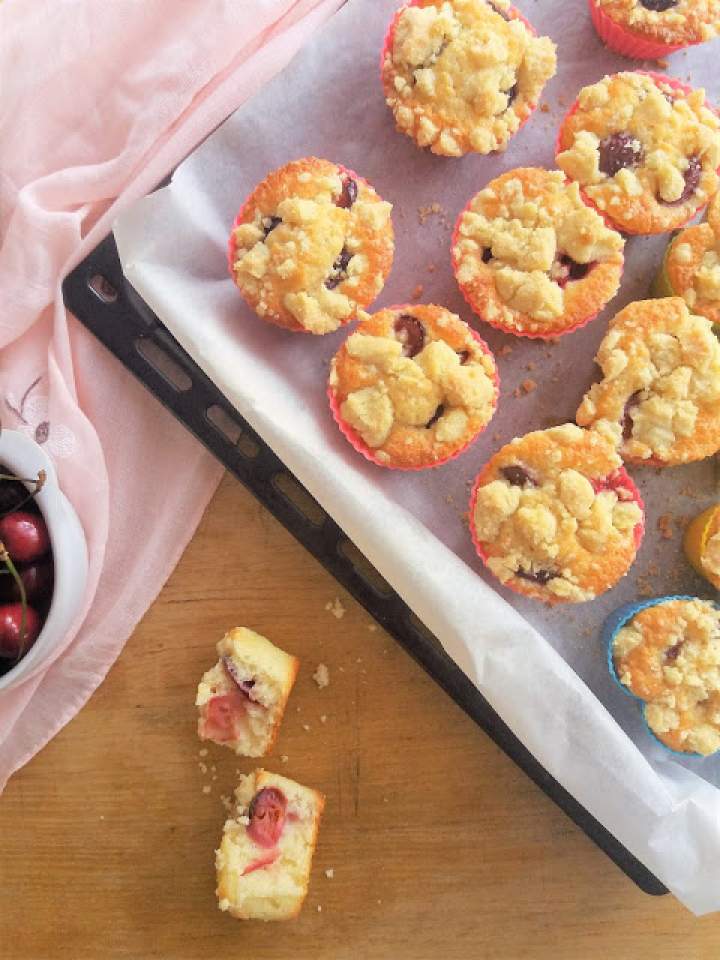 Muffinki z czereśniami i kruszonką / Sweet Cherry Streusel Muffins