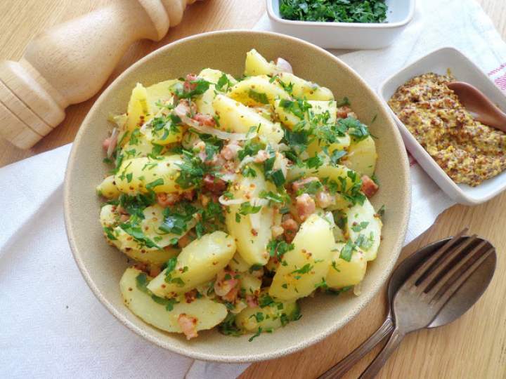 Sałatka ziemniaczana z boczkiem w sosie musztardowym (Insalata di patate con pancetta e salsa di senape)