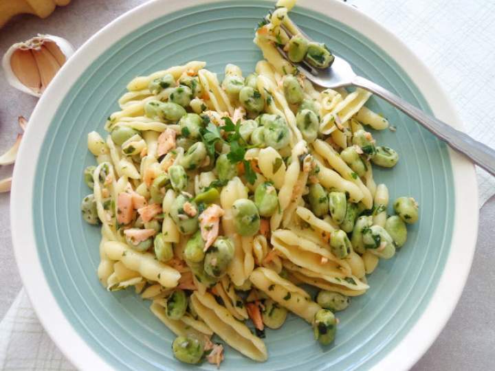 Makaron z bobem i wędzonym łososiem (Pasta con fave e salmone affumicato)