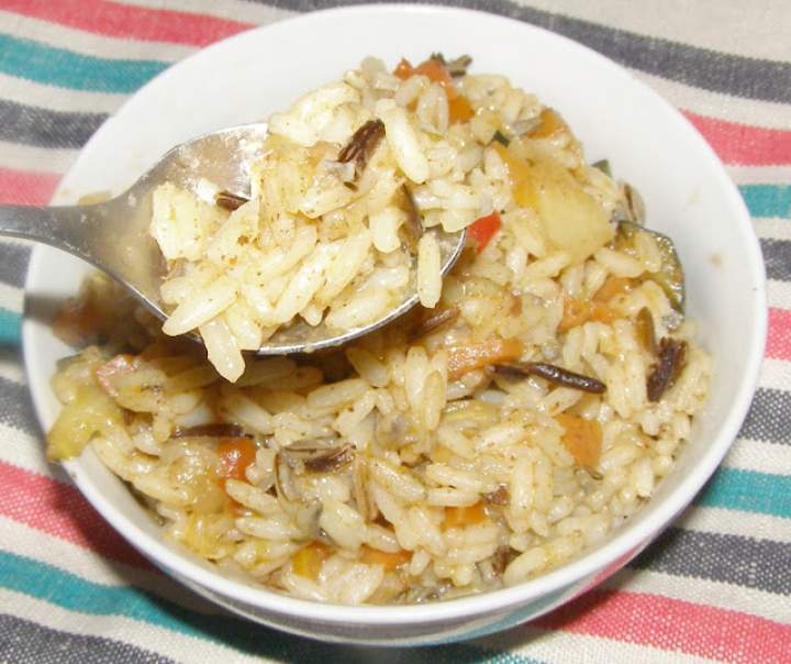 pyszna sałatka ryżowa z warzywami,kurczakiem…