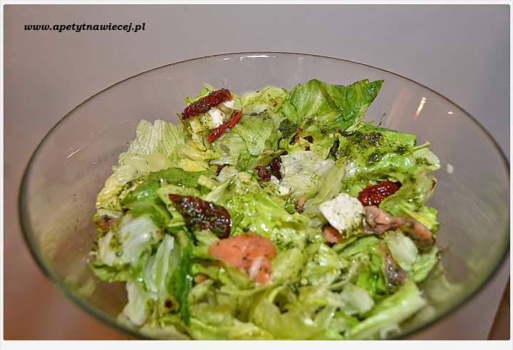Sałatka z wędzonym łosiem i suszonymi pomidorami w koperkowo-musztardowym dressingu
