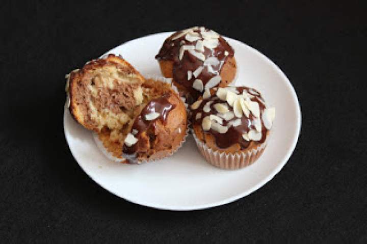 Muffinki „zebra” z polewą czekoladową i migdałami
