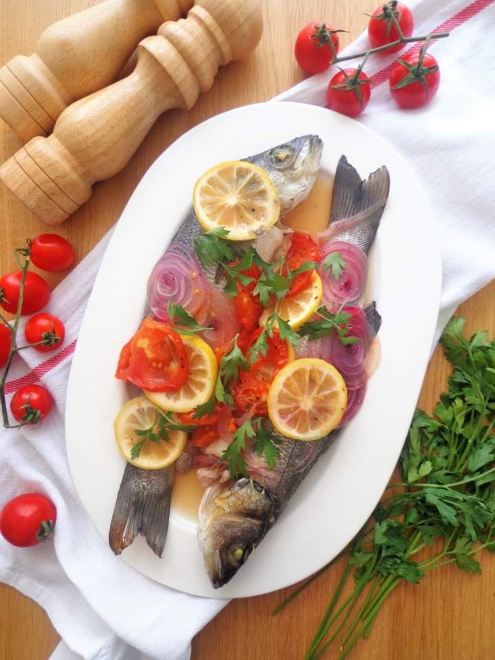 Okoń morski pieczony z pomidorami (Branzino al forno con pomodori)