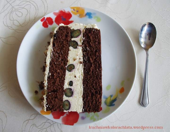 Tort czekoladowy z kremem waniliowym i borówkami