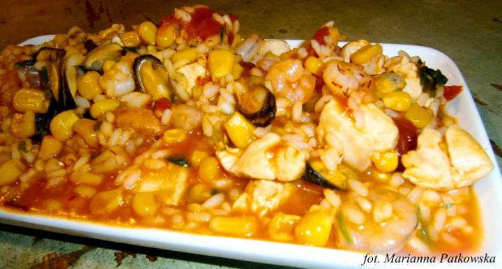 Paella, czyli ryż z kurczakiem i owocami morza