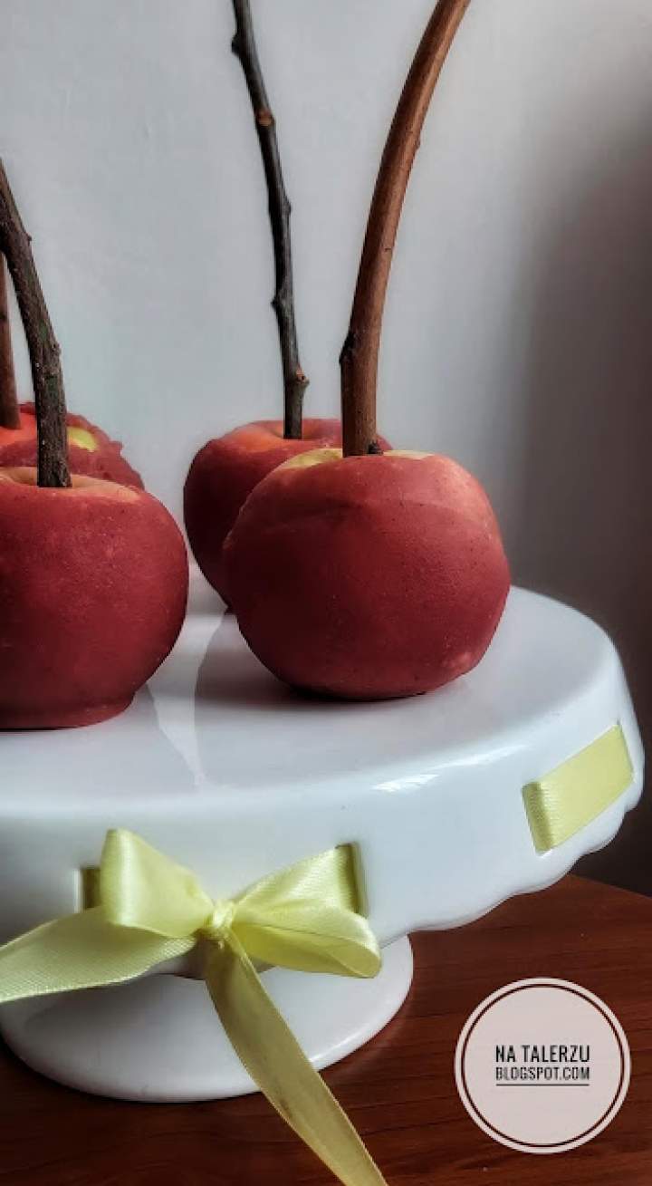 Jabłka na patyku na Halloween