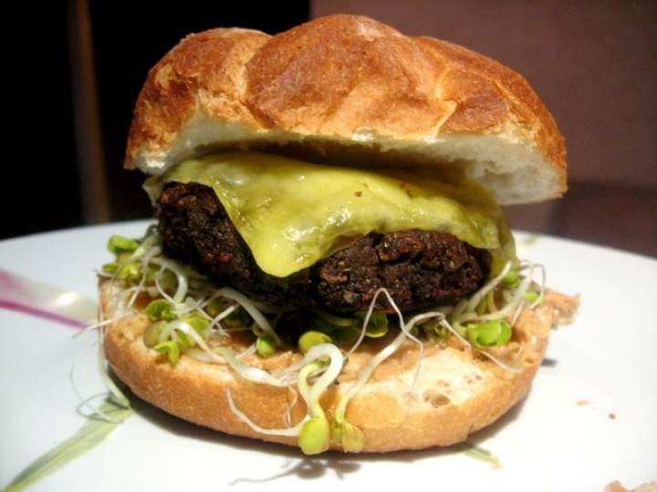 Wegański cheeseburger