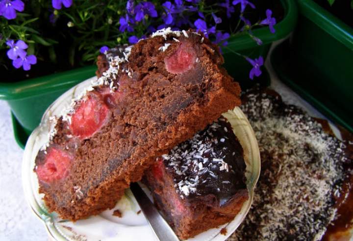 łatwe, smaczne ciasto czekoladowe z truskawkami…