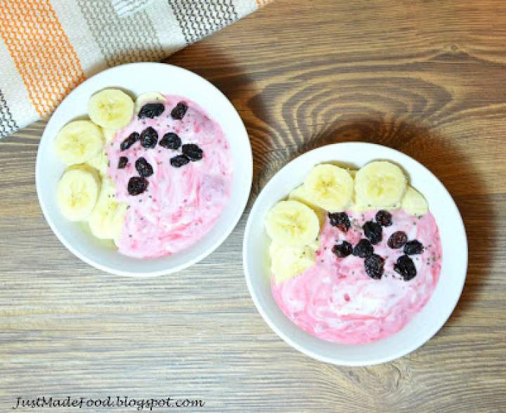Śniadaniowy jogurt z truskawkami, bananem i płatkami owsianymi