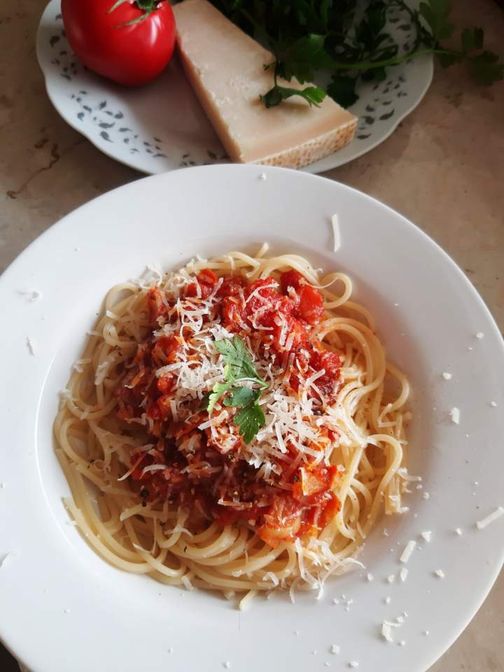 Spaghetti pomidorowe z kaparami