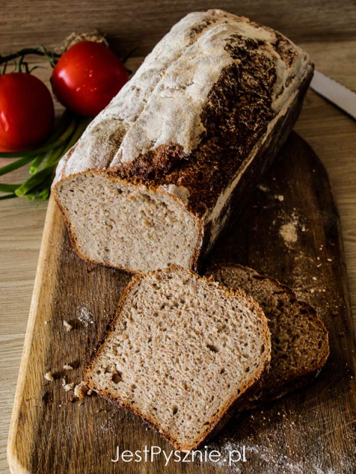Domowy chleb żytnio pszenny na zakwasie z mąką pełnoziarnistą
