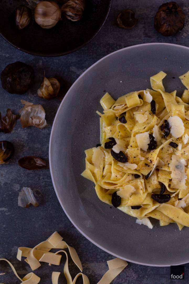 Tagliatelle z czarnym czosnkiem i parmezanem