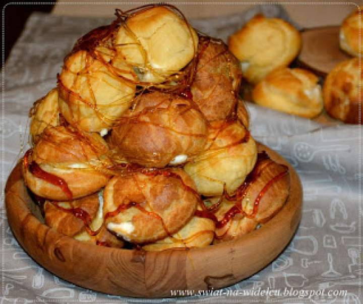 Croquembouche, ptysiowa piramida.