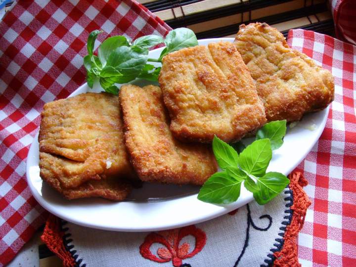 Filety z karpia w delikatnie cebulowej panierce. Karp panierowany z cebulką.