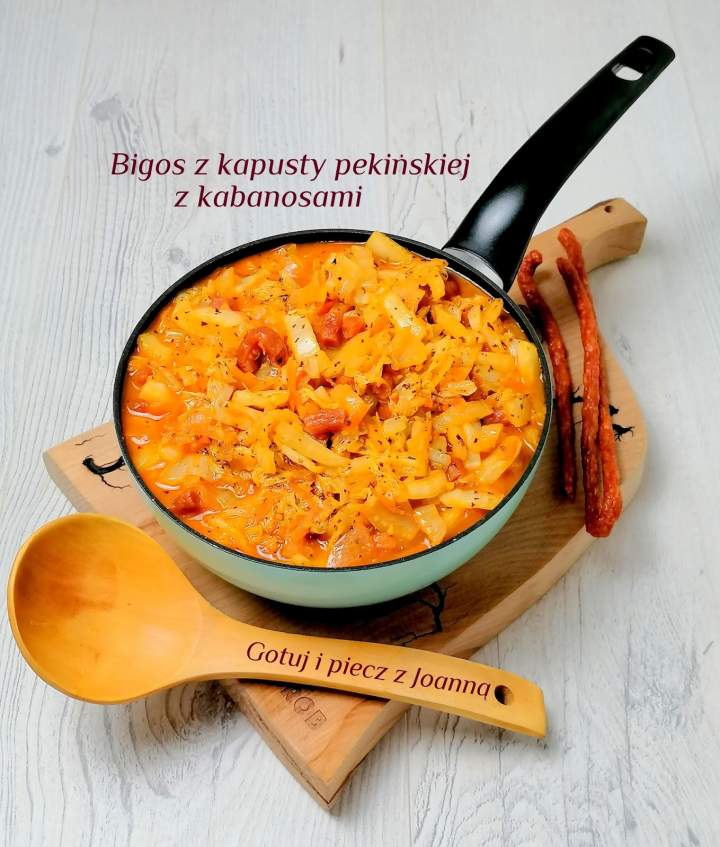 Bigos z kapusty pekińskiej z kabanosami