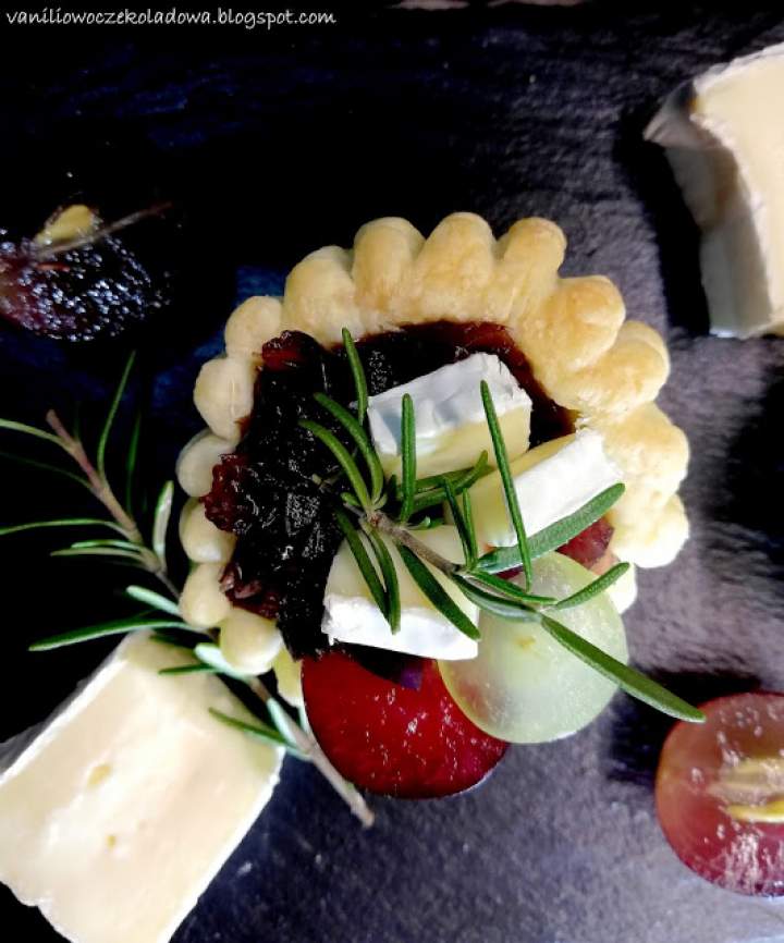 Francuskie przekąski z konfiturą z pijanej czerwonej cebuli i serem brie