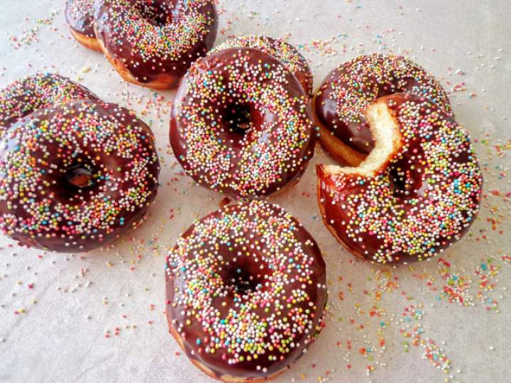 Donuts – amerykańskie pączki z czekoladowym lukrem