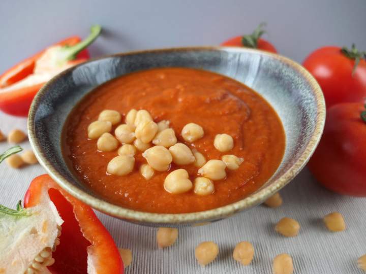 Zupa-krem z papryki, pomidorów i ciecierzycy