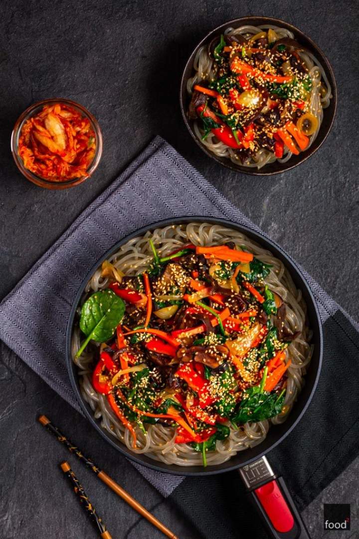 Japchae – koreański stir-fry z warzywami i makaronem z batatów