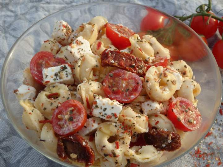 Sałatka z tortellini i suszonymi pomidorami