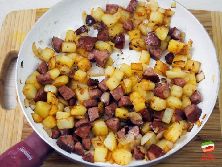 Smażone ziemniaki z kiełbasą i cebulą