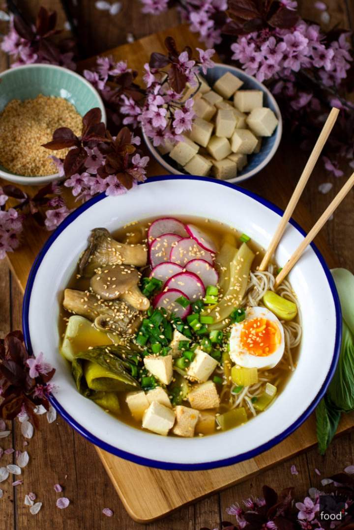 Miso ramen z boczniakami i wędzonym tofu