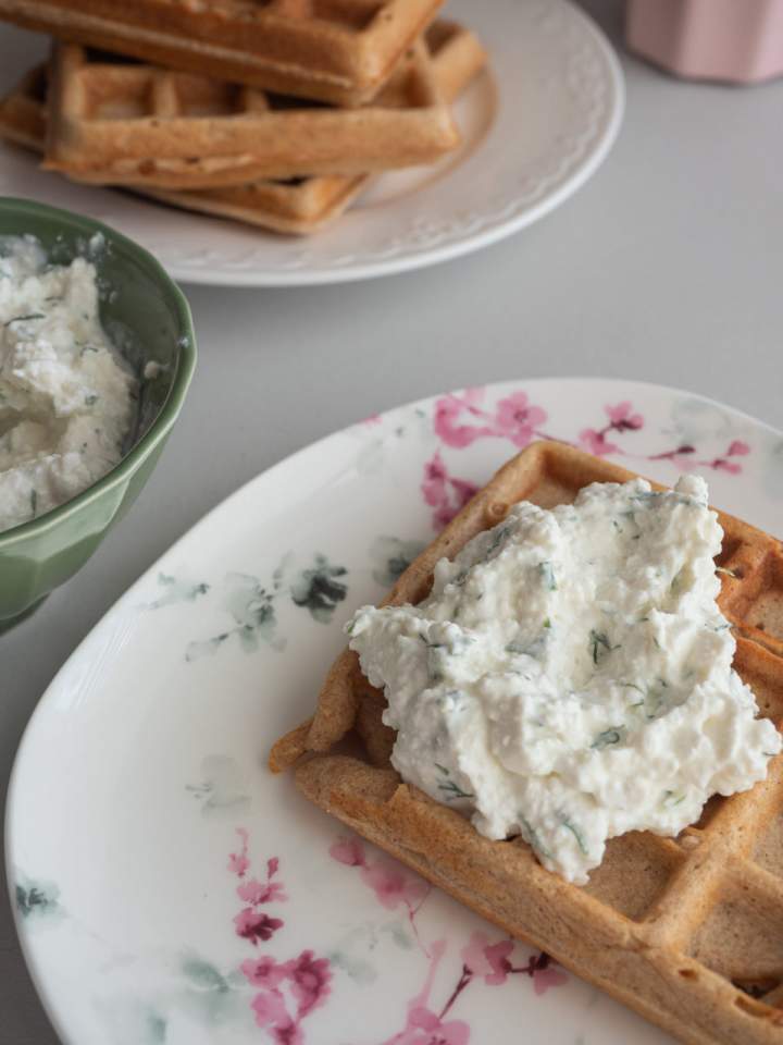 Jogurtowe gofry z twarożkiem koperkowym