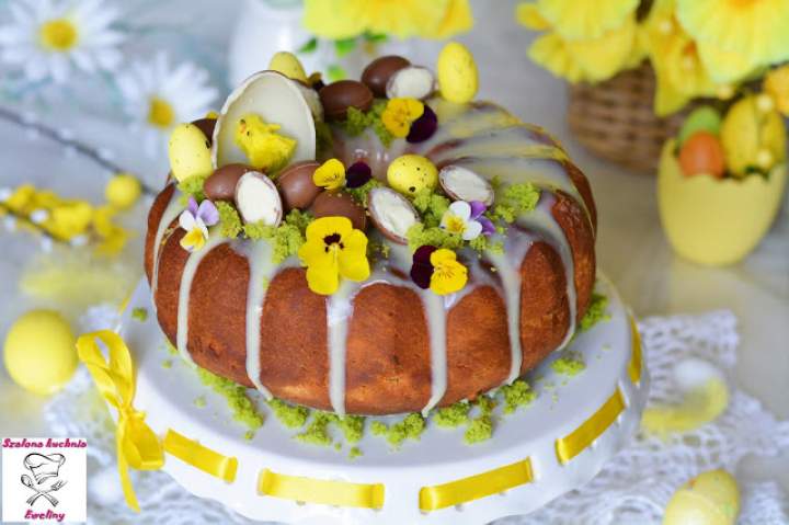 Drożdżowa babka z czekoladą i orzechami