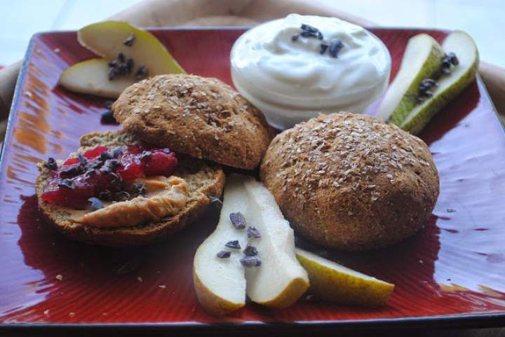 609. Scones z dżemem malinowym, gruszką, PB i jogurtem