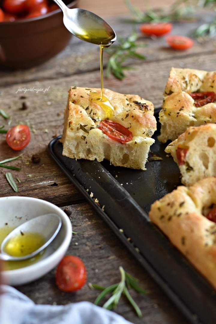 Focaccia z rozmarynem i pomidorkami koktajlowymi